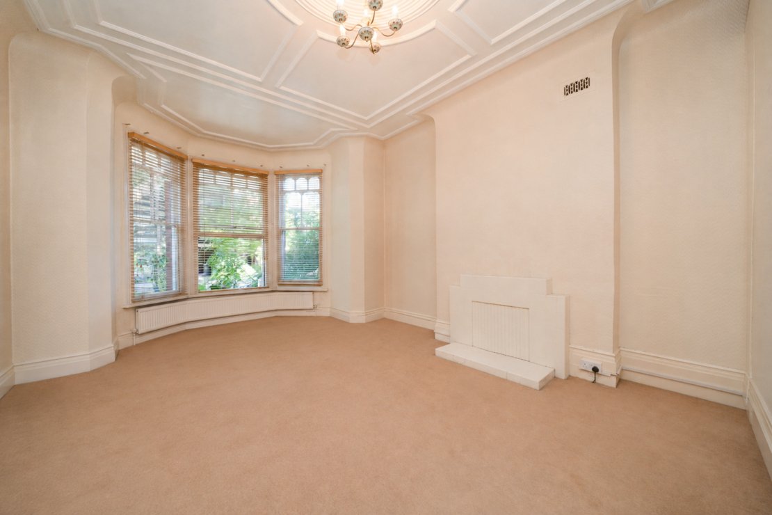 1 bedroom Flat for sale in Jacksons Lane-view1