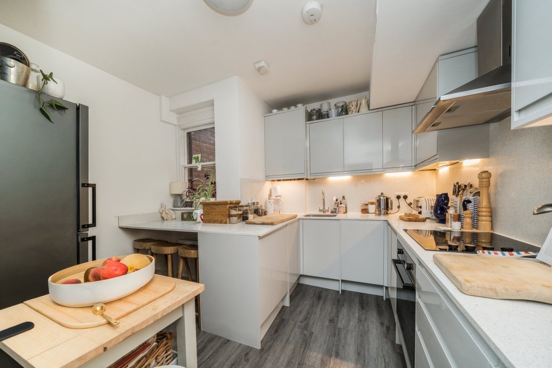 2 bedroom Flat for sale in Jacksons Lane-view6