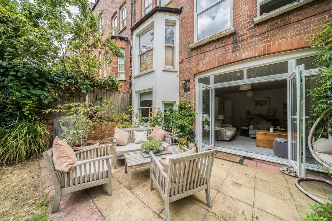 2 bedroom Flat for sale in Jacksons Lane-view1