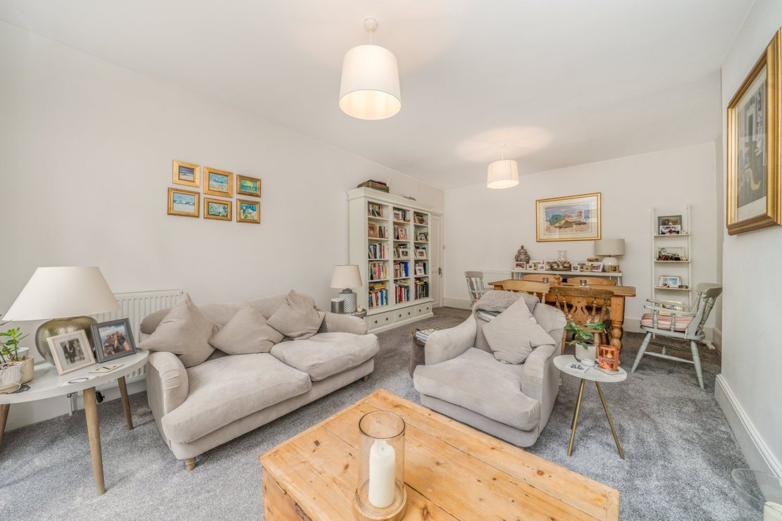 2 bedroom Flat for sale in Jacksons Lane-view5