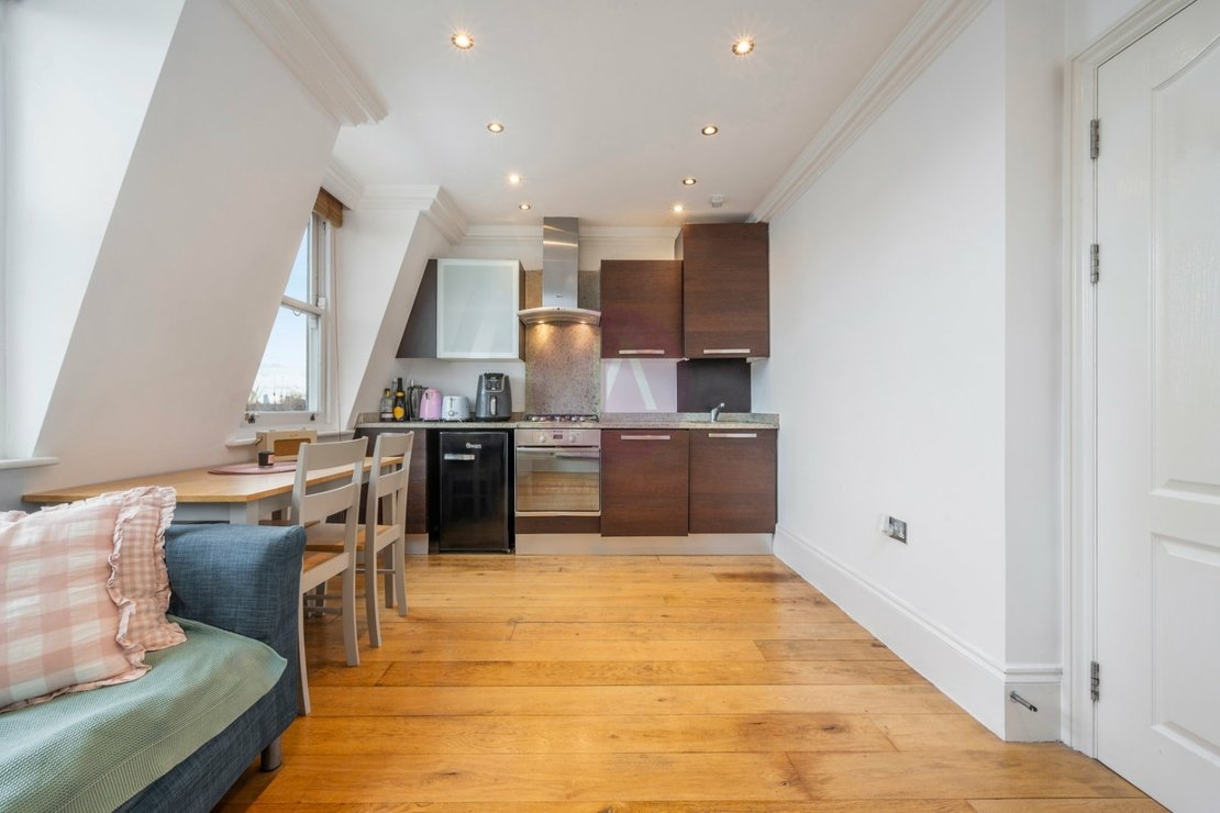 1 bedroom Flat for sale in Kentish Town Road-view13