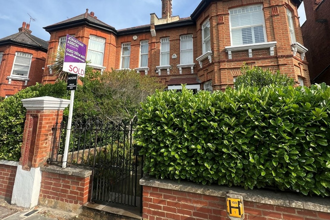 5 bedroom House for sale in Keyes Road-view1