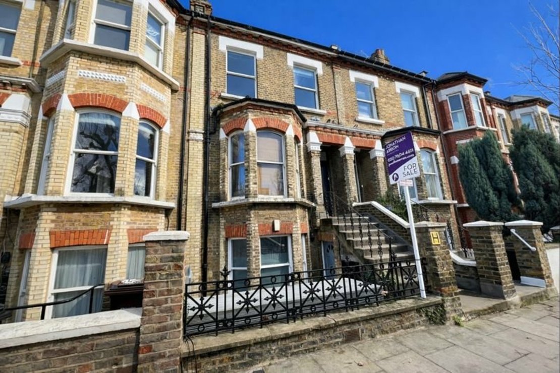 3 bedroom Maisonette for sale in Kingsgate Road-view1