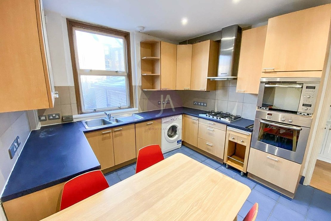 3 bedroom Maisonette for sale in Kingsgate Road-view3