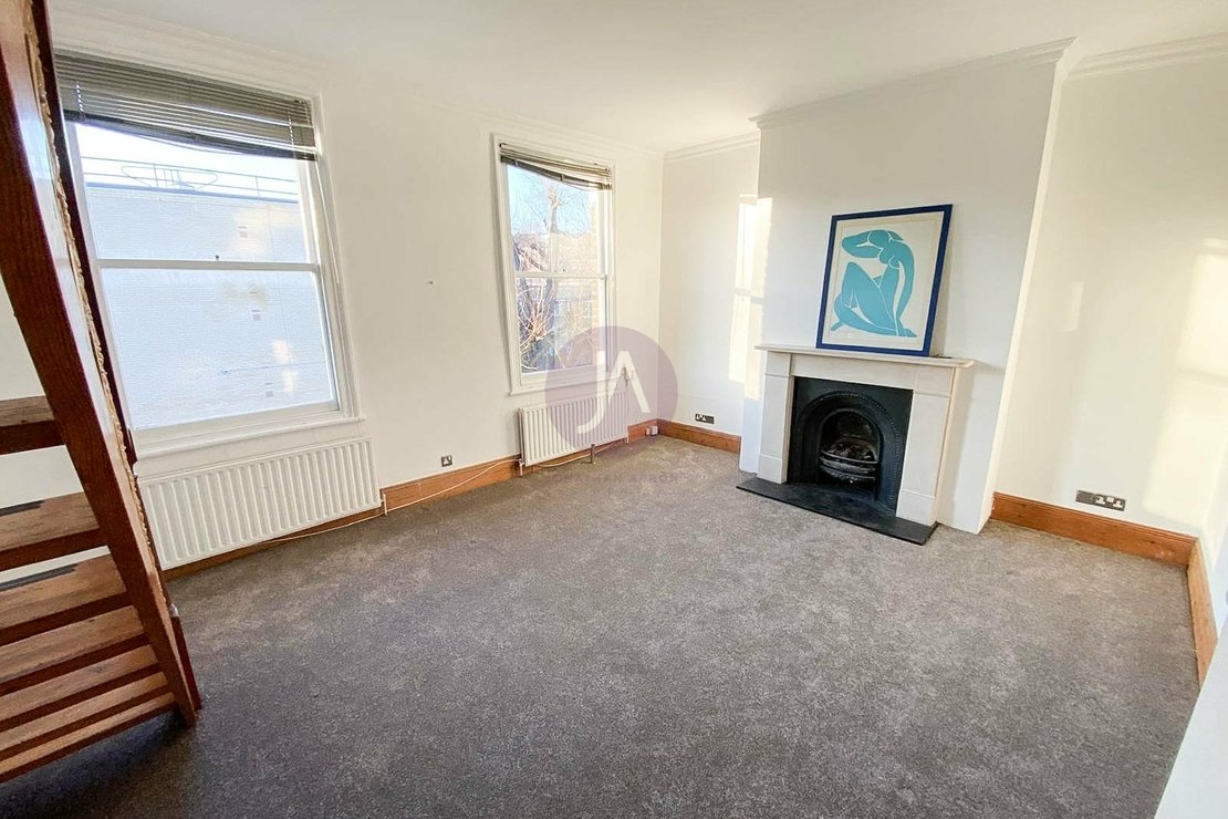 3 bedroom Maisonette for sale in Kingsgate Road-view2