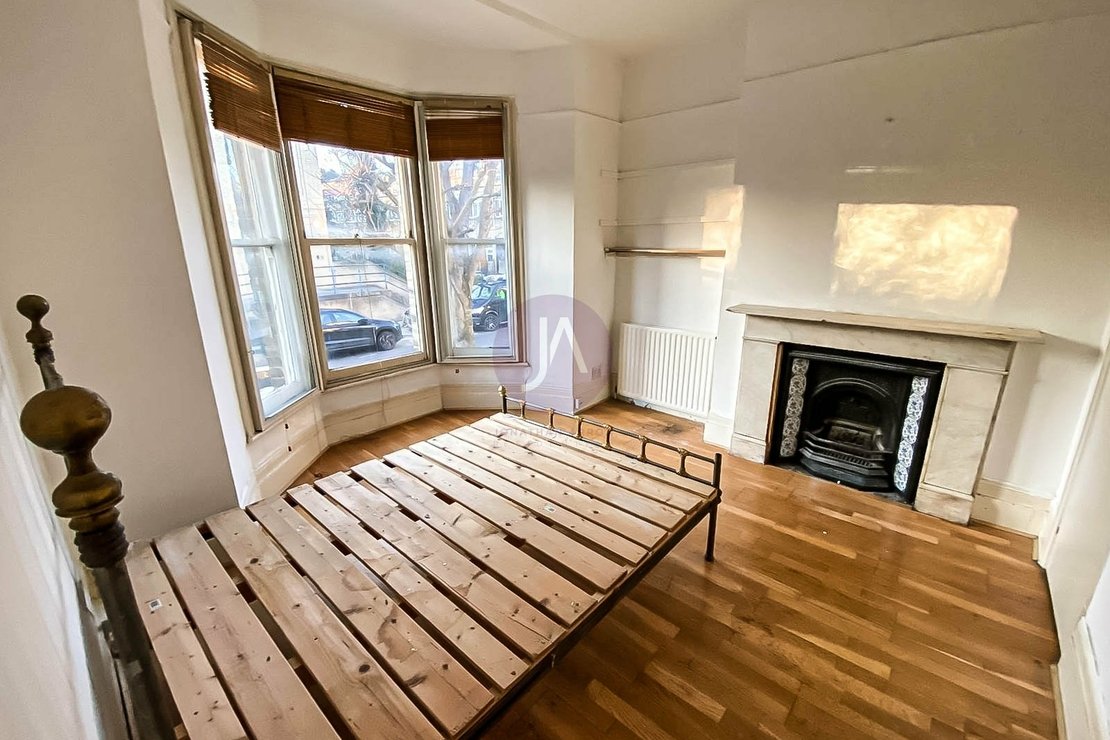 3 bedroom Maisonette for sale in Kingsgate Road-view7