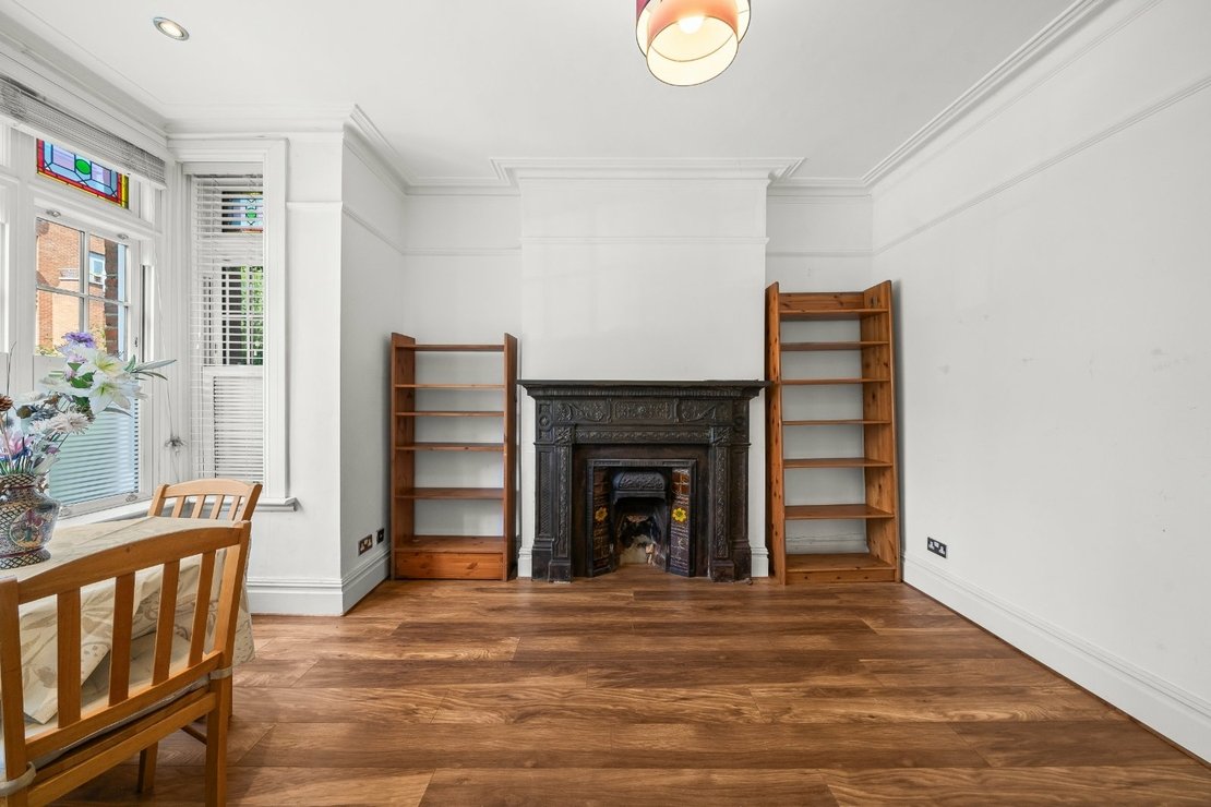 2 bedroom Flat for sale in Lithos Road-view4