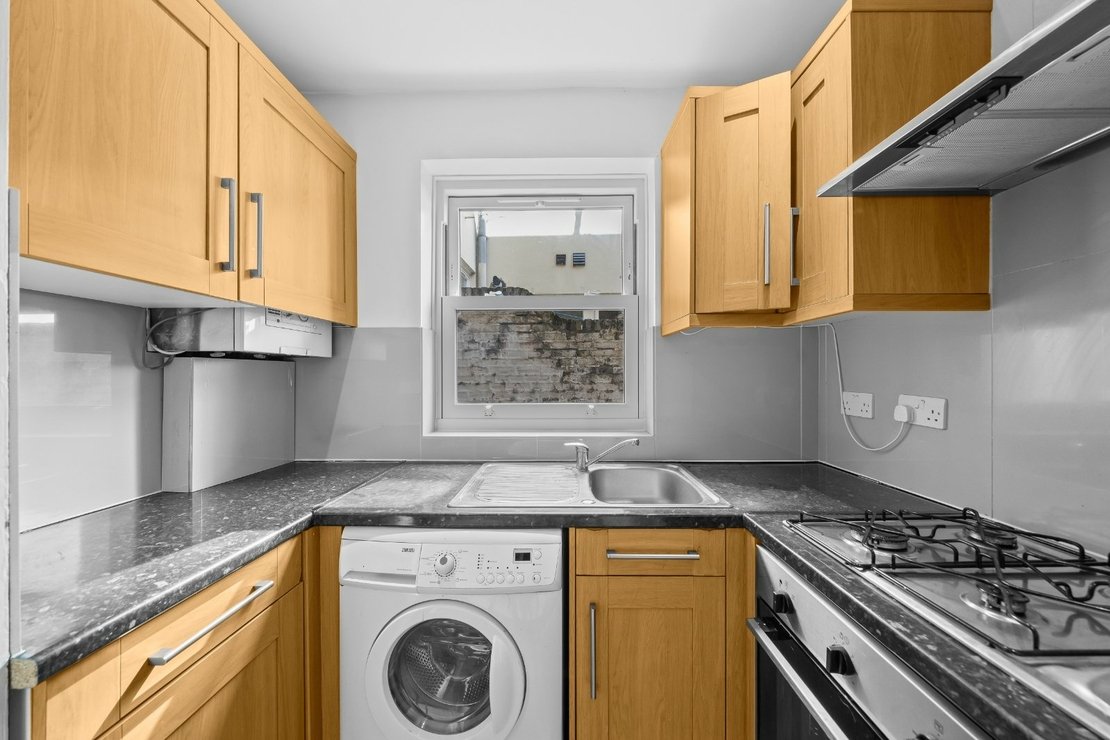 2 bedroom Flat for sale in Lithos Road-view3