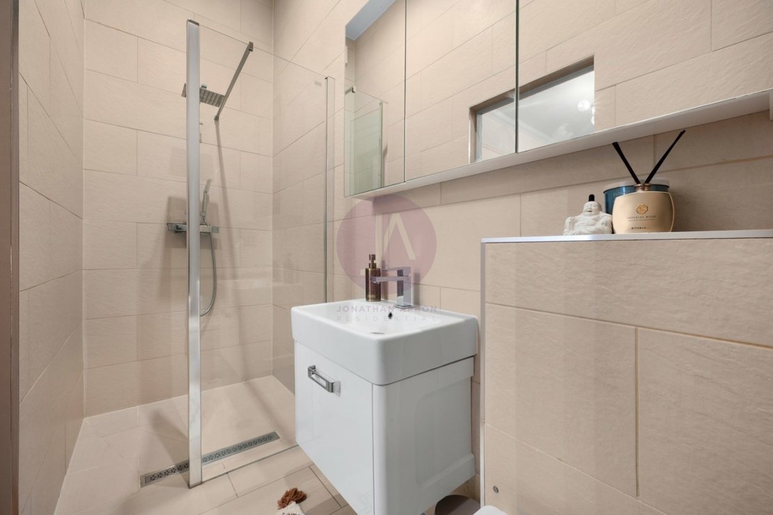 2 bedroom Flat for sale in Long Lane-view10