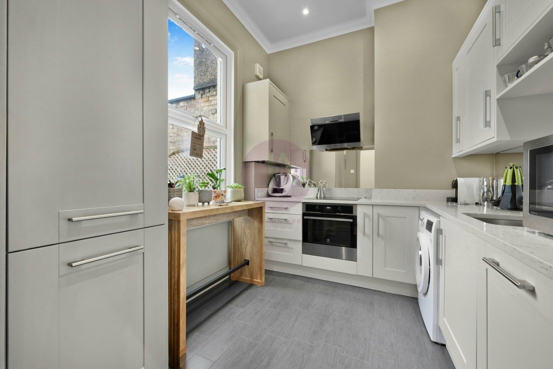 2 bedroom Flat for sale in Long Lane-view3