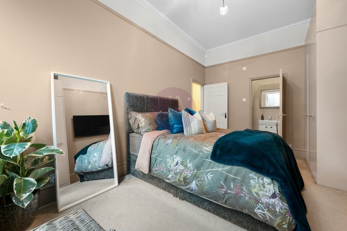 2 bedroom Flat for sale in Long Lane-view12