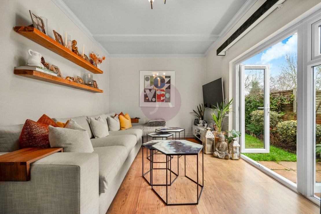 2 bedroom Flat for sale in Long Lane-view2