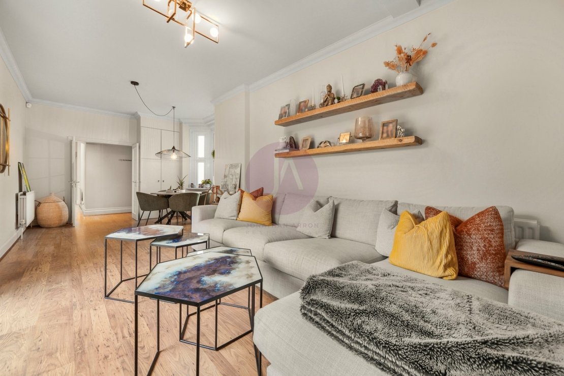 2 bedroom Flat for sale in Long Lane-view4