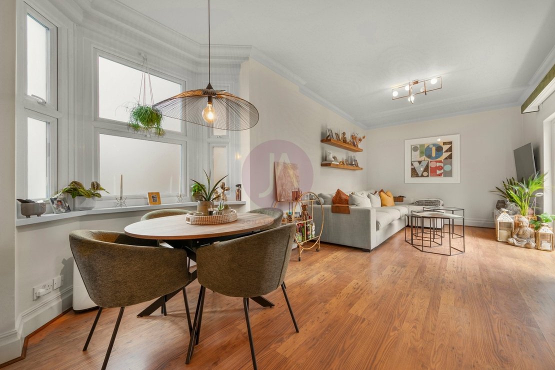 2 bedroom Flat for sale in Long Lane-view11