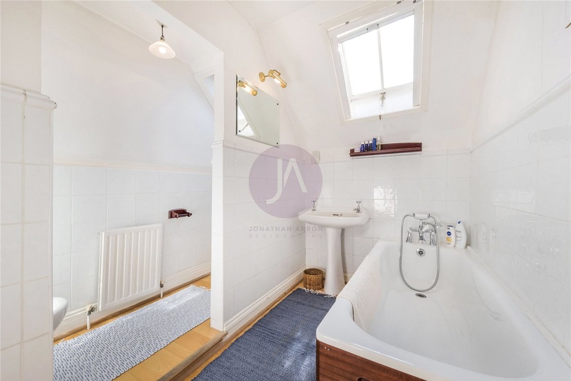 3 bedroom Flat for sale in Lyndhurst Road-view9