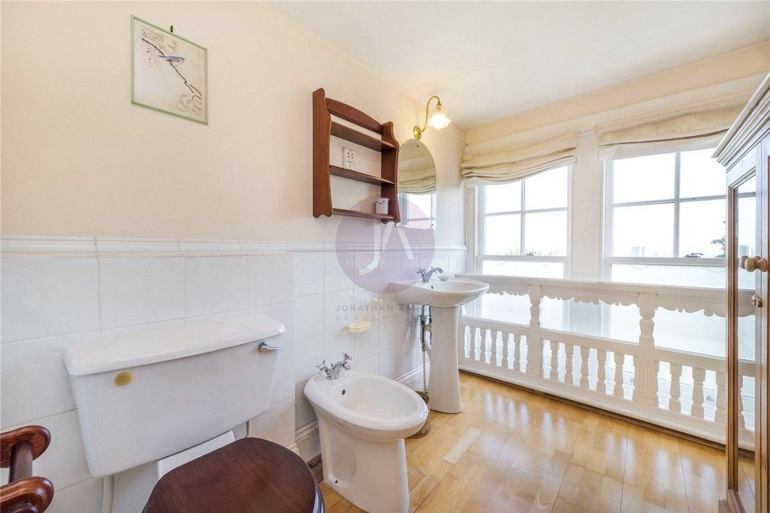 3 bedroom Flat for sale in Lyndhurst Road-view5