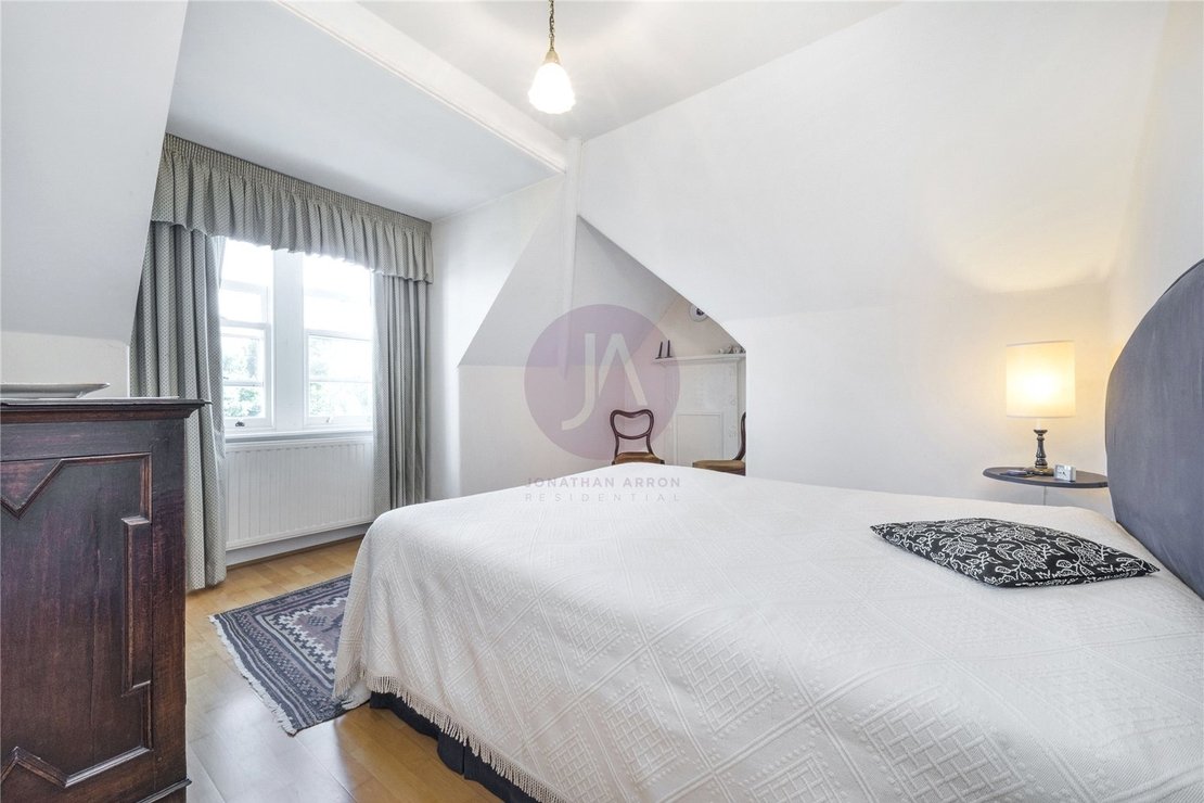 3 bedroom Flat for sale in Lyndhurst Road-view4