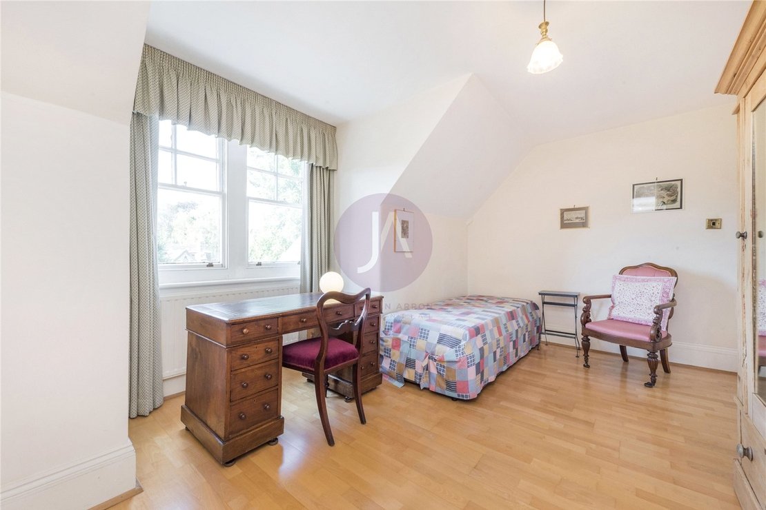 3 bedroom Flat for sale in Lyndhurst Road-view10