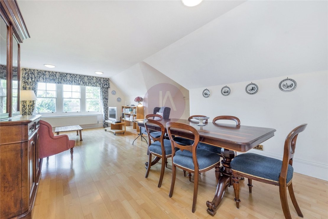 3 bedroom Flat for sale in Lyndhurst Road-view7