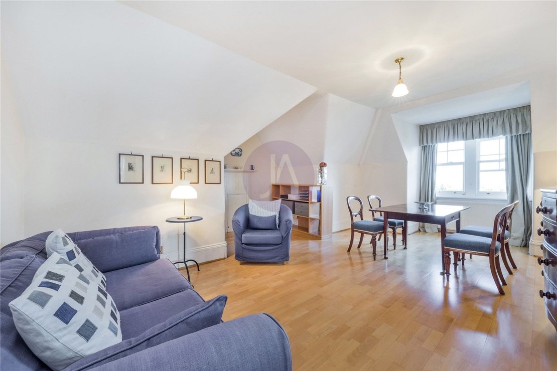 3 bedroom Flat for sale in Lyndhurst Road-view11