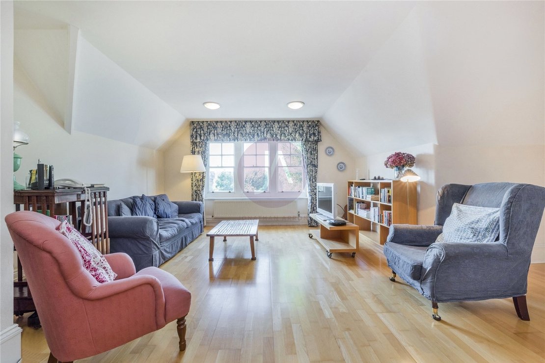 3 bedroom Flat for sale in Lyndhurst Road-view2