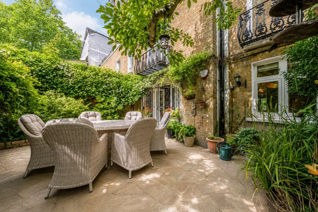 2 bedroom Flat for sale in Marlborough Place-view9