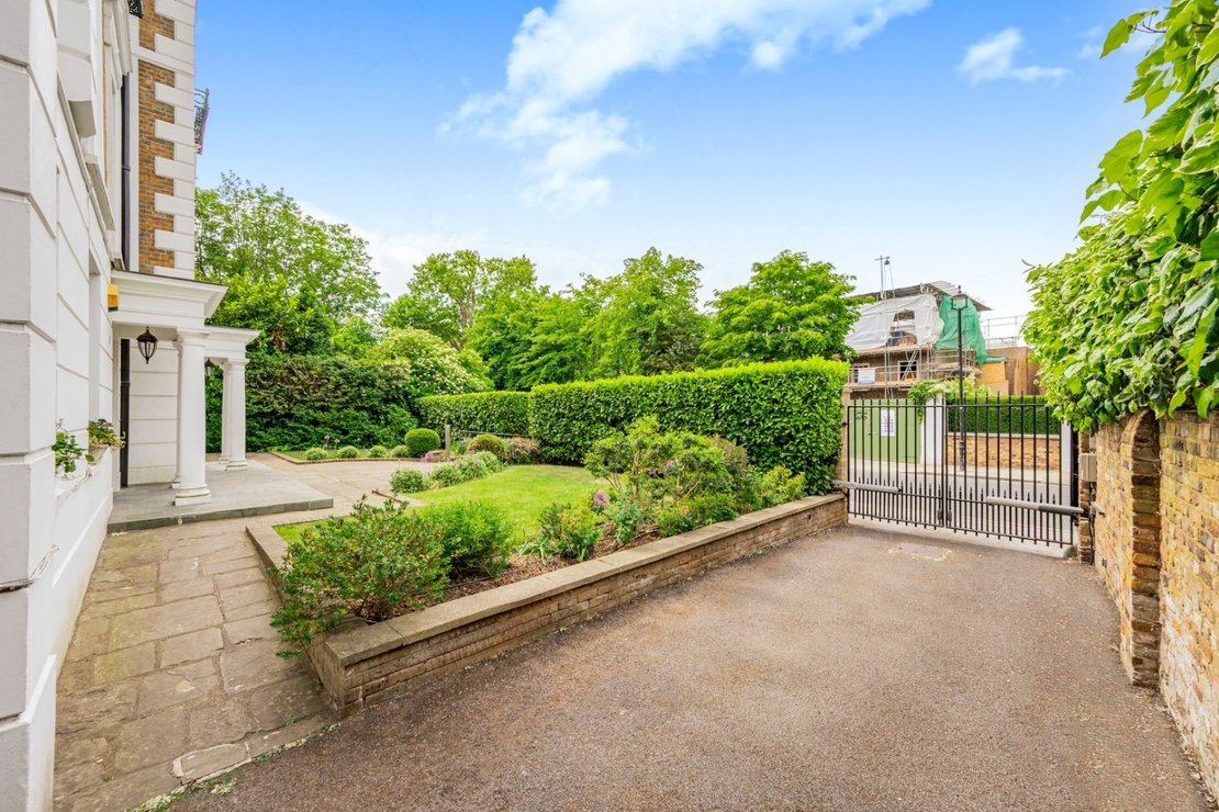 2 bedroom Flat for sale in Marlborough Place-view16