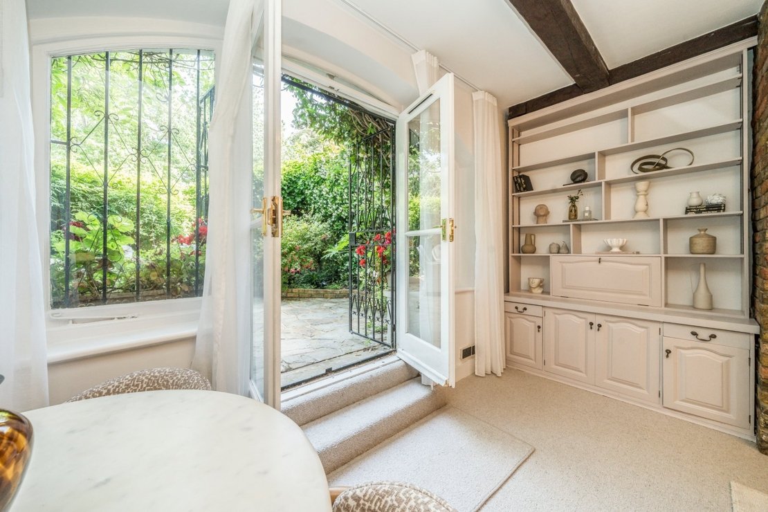 2 bedroom Flat for sale in Marlborough Place-view10