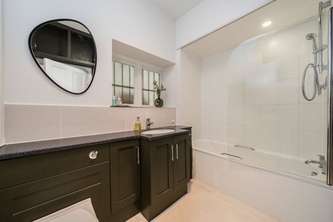 2 bedroom Flat for sale in Marlborough Place-view6
