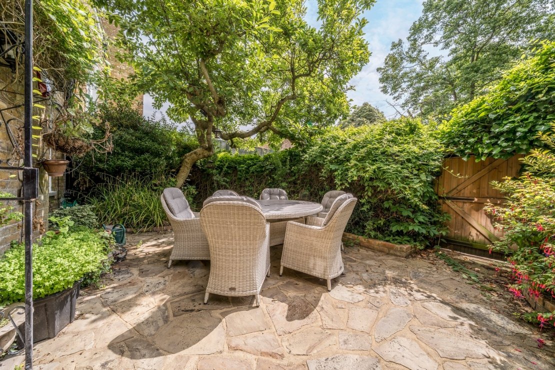 2 bedroom Flat for sale in Marlborough Place-view8