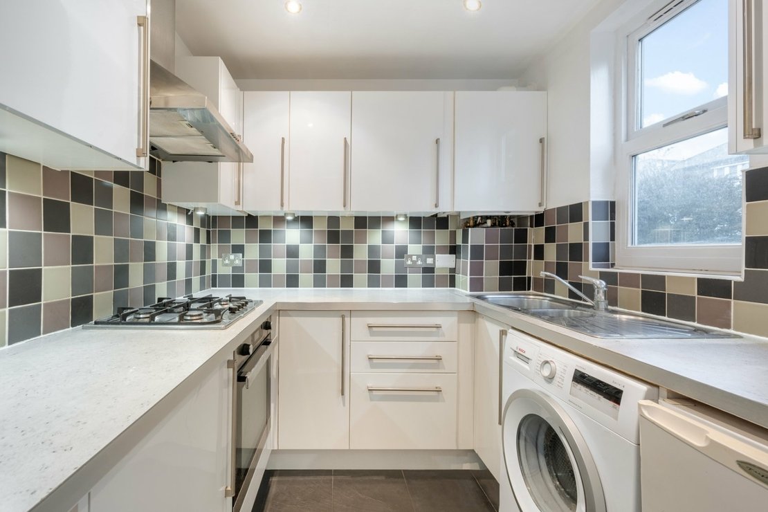 2 bedroom Flat for sale in Maygrove Road-view4