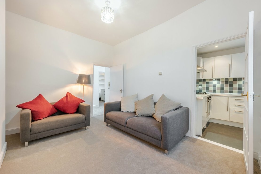 2 bedroom Flat for sale in Maygrove Road-view5