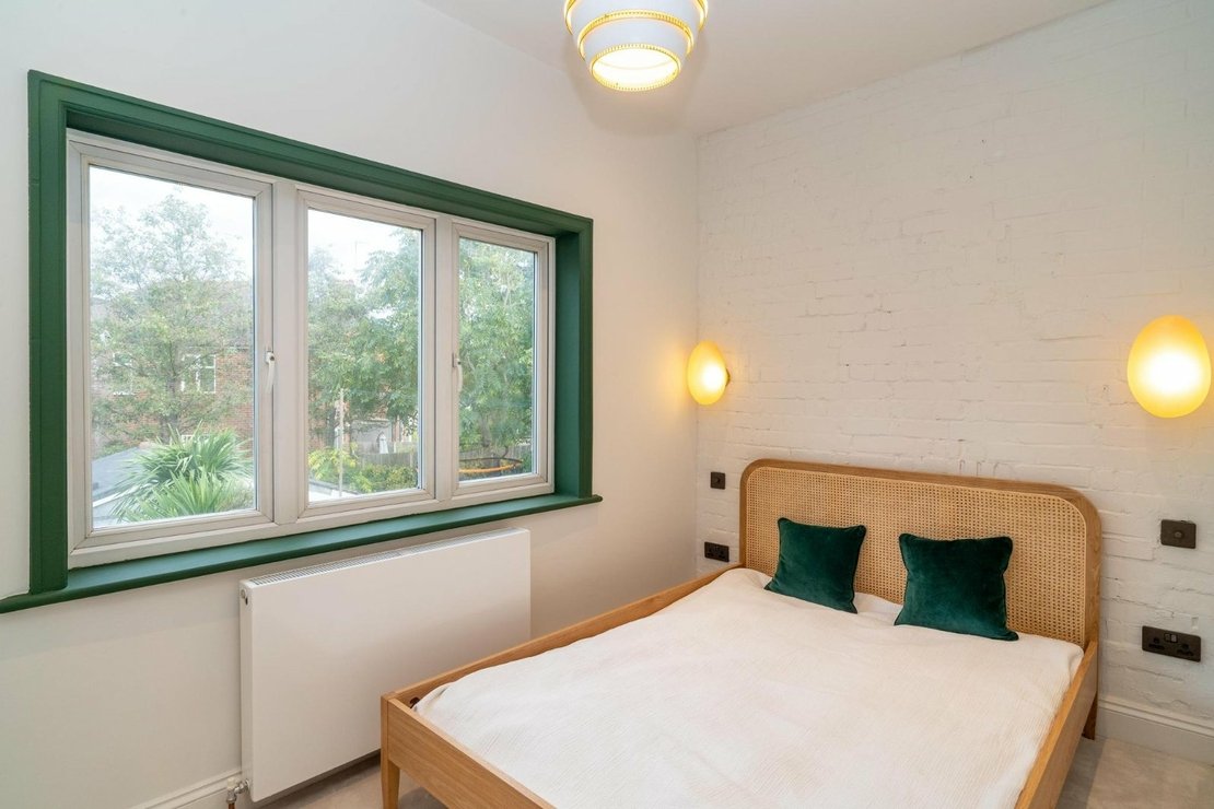 2 bedroom Flat for sale in Melrose Avenue-view3