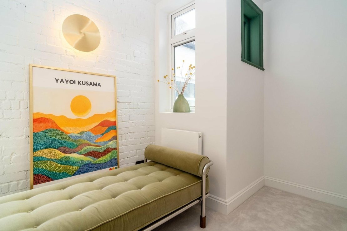 2 bedroom Flat for sale in Melrose Avenue-view5