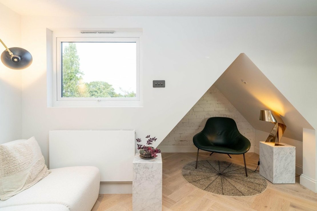 2 bedroom Flat for sale in Melrose Avenue-view8