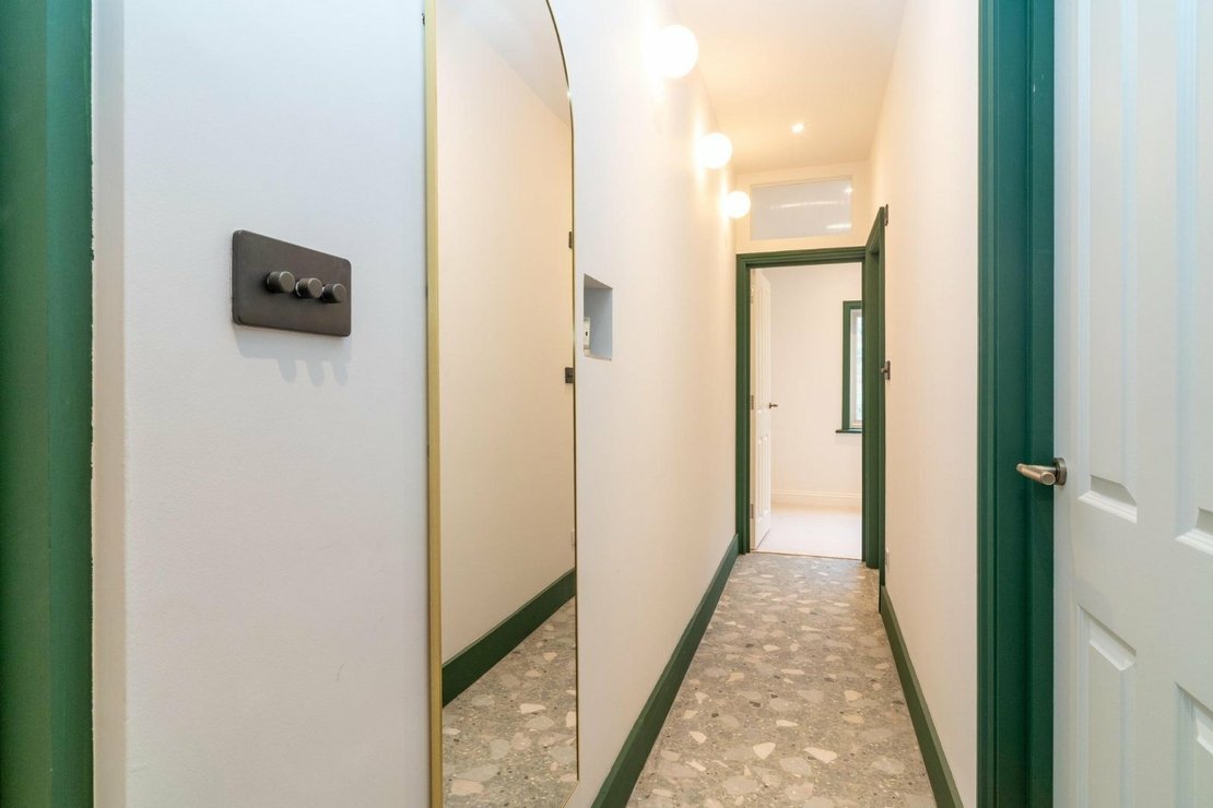 2 bedroom Flat for sale in Melrose Avenue-view6