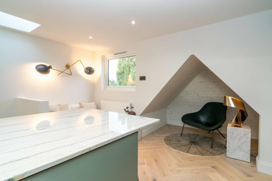 2 bedroom Flat for sale in Melrose Avenue-view2