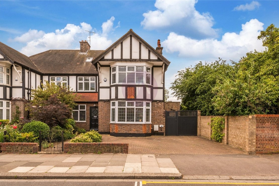 5 bedroom House for sale in Milverton Road-view1