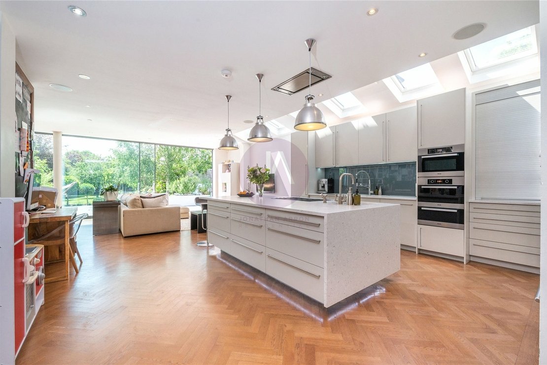 5 bedroom House for sale in Milverton Road-view3