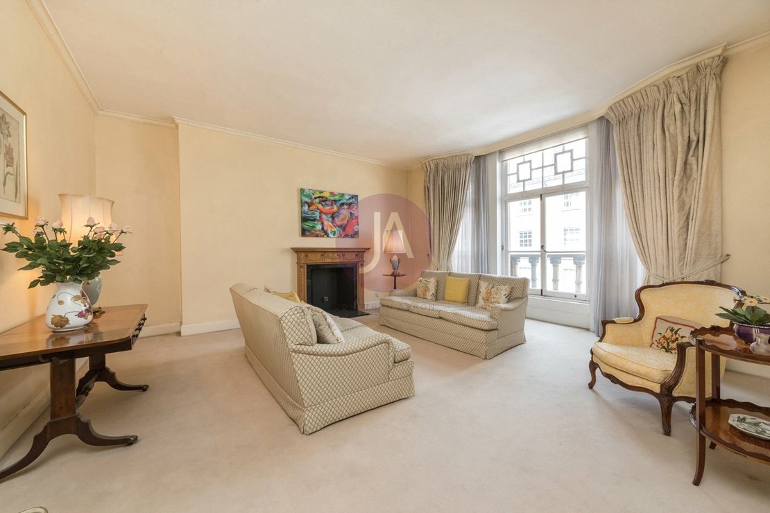 3 bedroom Flat for sale in Montagu Mansions-view2