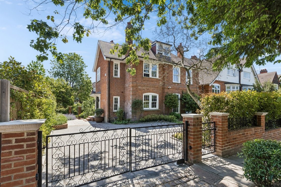 6 bedroom House for sale in Oakhill Avenue-view1