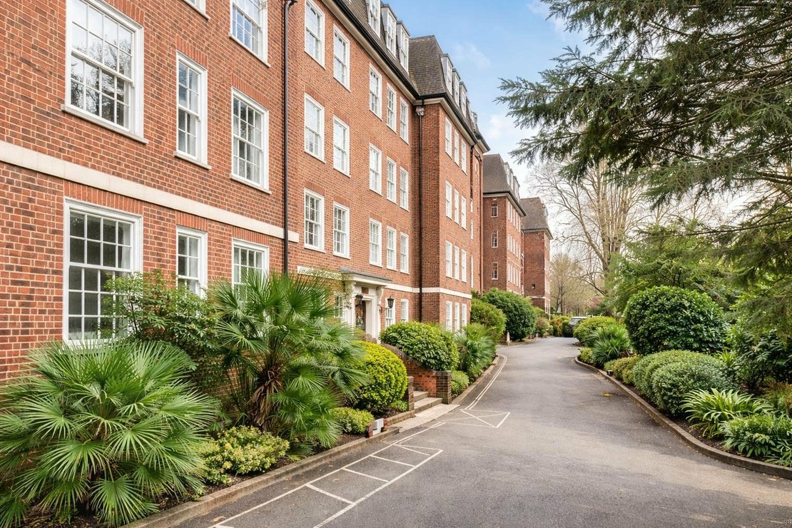 2 bedroom Flat for sale in Prince Arthur Road-view1