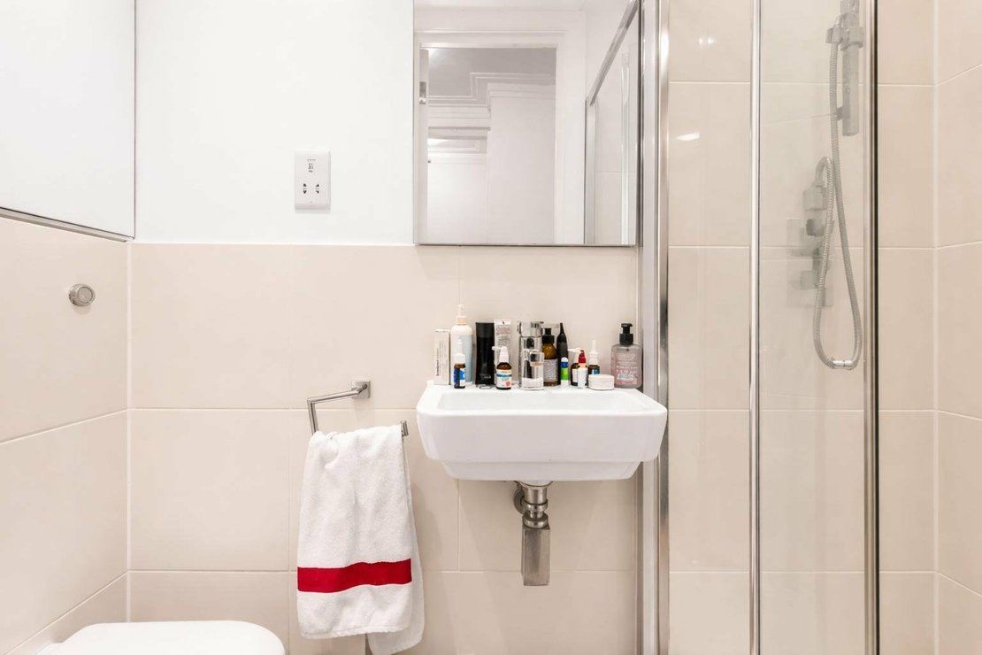 2 bedroom Flat for sale in Prince Arthur Road-view9