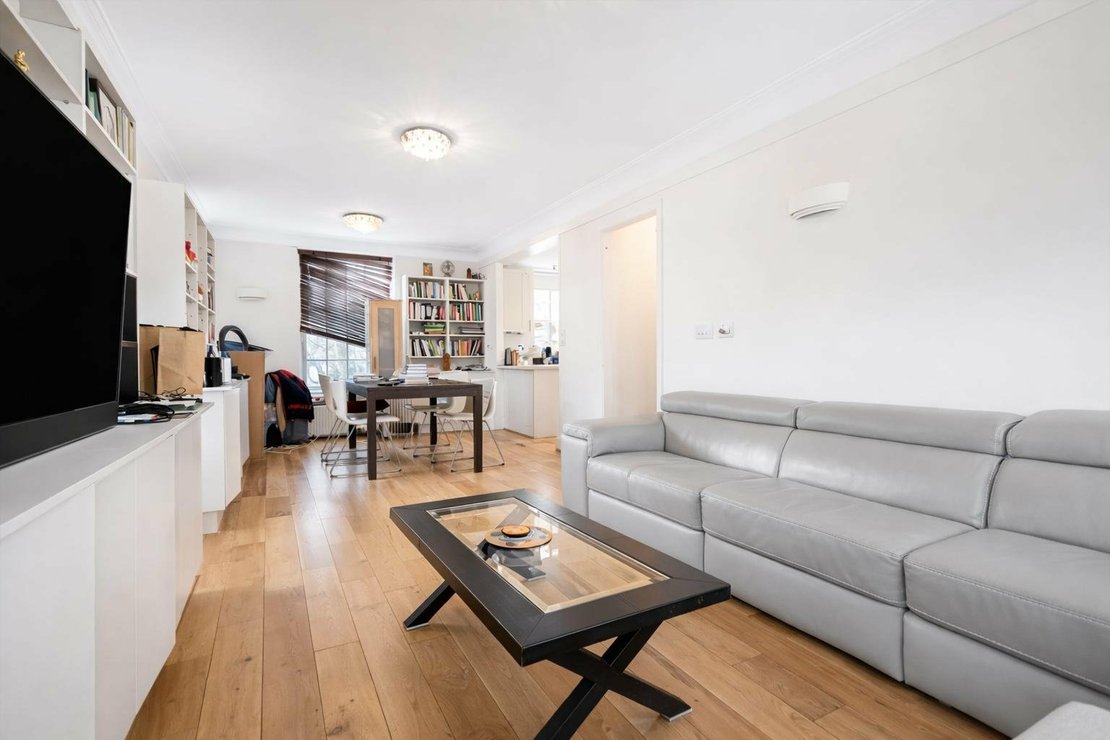 2 bedroom Flat for sale in Prince Arthur Road-view3