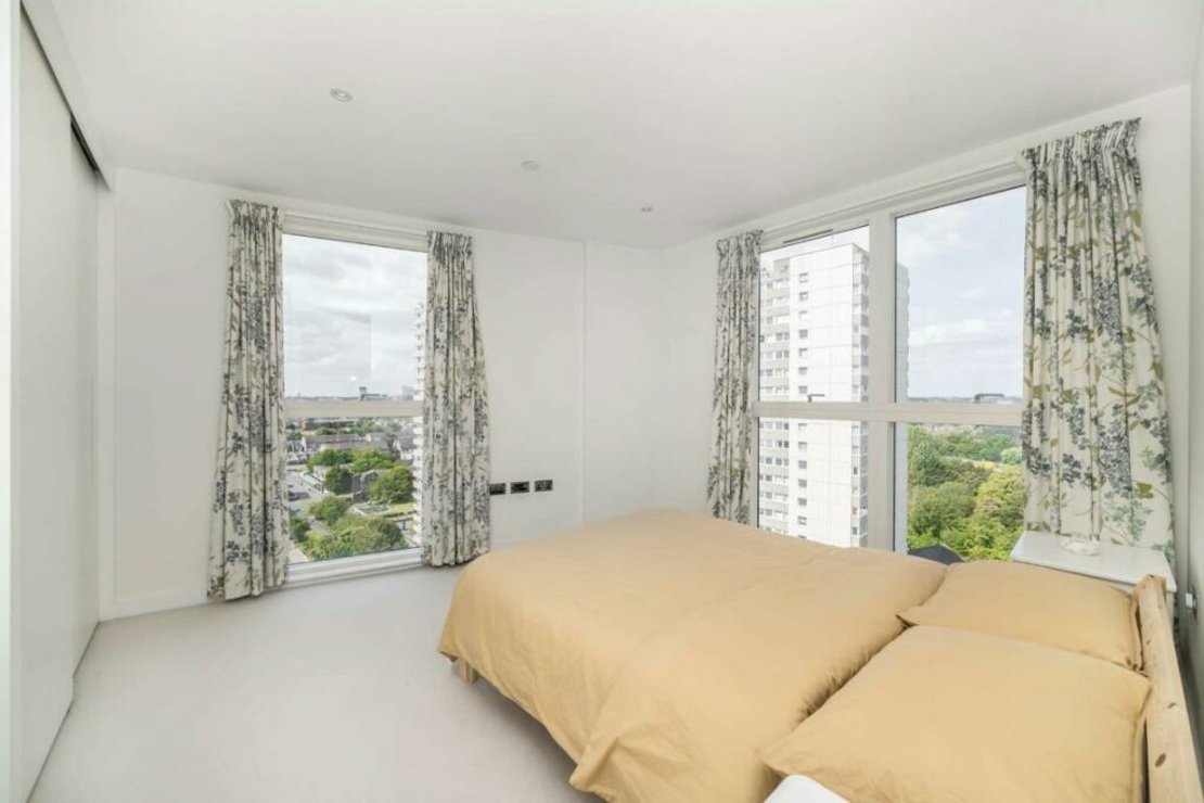 3 bedroom Flat for sale in Pump House Crescent-view5