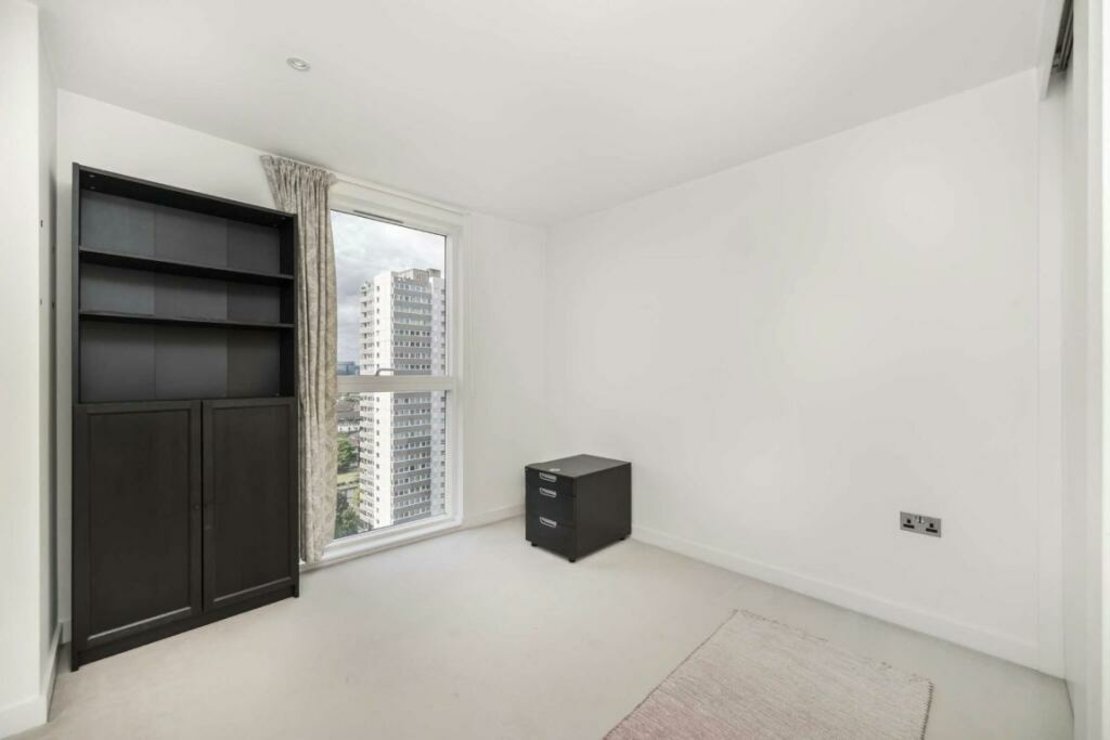 3 bedroom Flat for sale in Pump House Crescent-view6