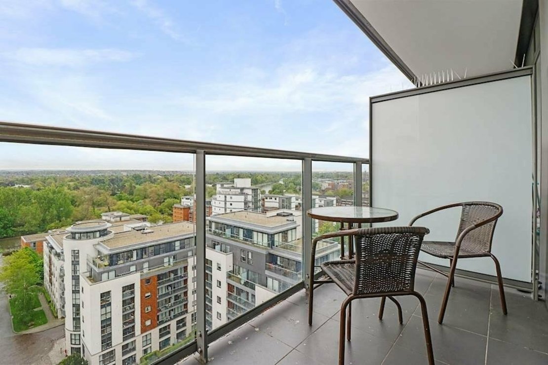 3 bedroom Flat for sale in Pump House Crescent-view10