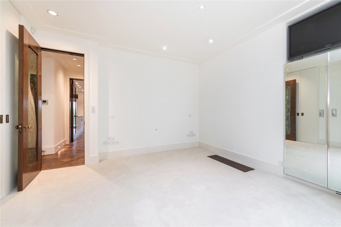2 bedroom Flat for sale in Randolph Crescent-view8
