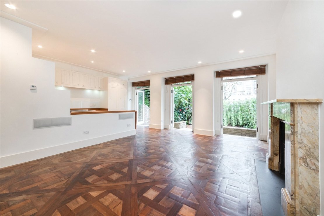 2 bedroom Flat for sale in Randolph Crescent-view2