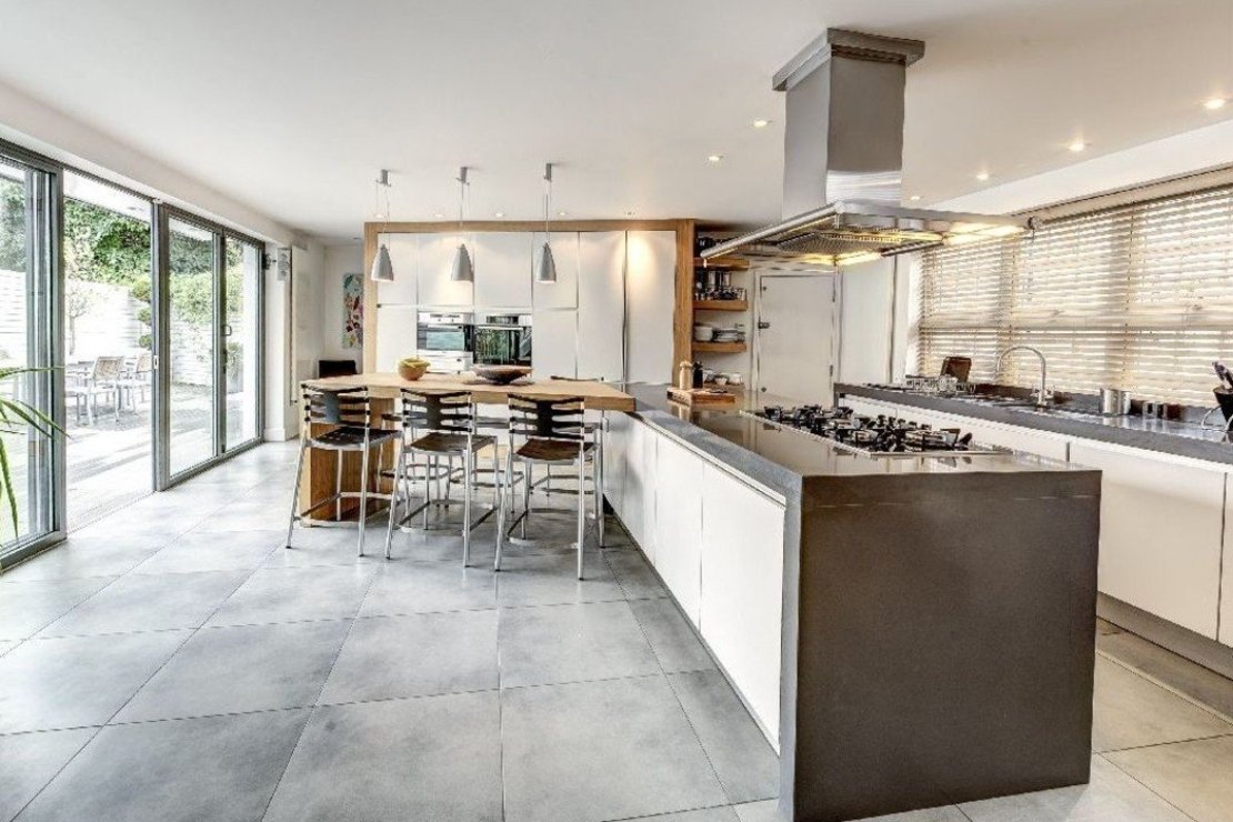 6 bedroom House for sale in Ranulf Road-view2